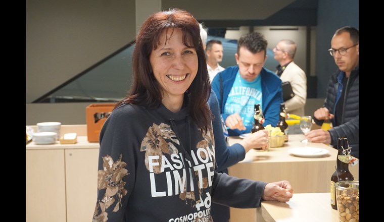 Am Ende der beiden intensiven Tagen klang das Forum im Campus Rapperswil mit einem entspannten Apéro aus. Im Bild: Jasmin Al-Timimi von der Eniwa AG.