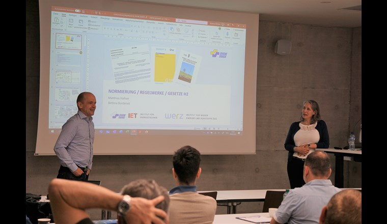 Ein gutes Team weiss, sich zu ergänzen. Bettina Bordenet und Matthias Hafner machen es vor. Gemeinsam erläuterten sie Normierung und Regelwerk im Wasserstoff-Bereich – international und national. Einen speziellen Platz nahm dabei die neue SVGW-Richtlinie G18 ein.