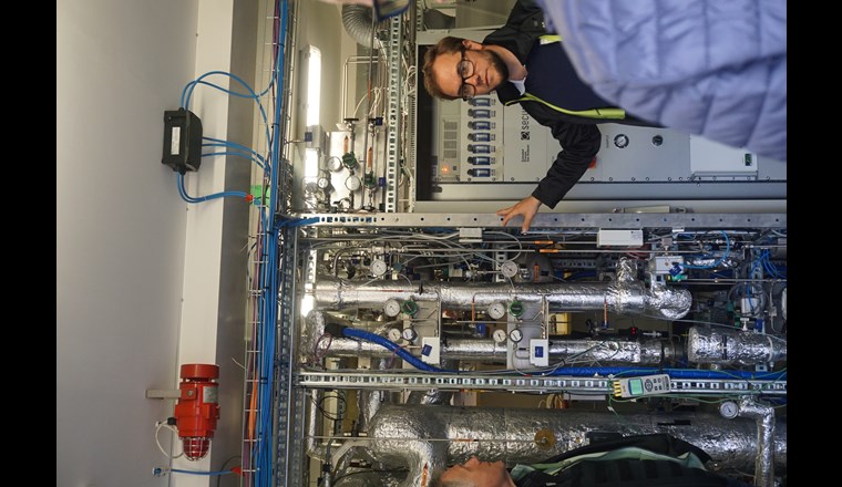 Luca Schmidlin im Herzstück der Forschungsplattform Power-to-X.