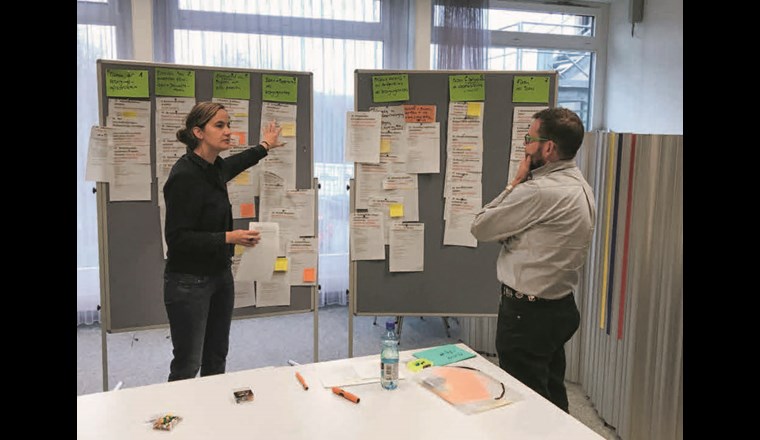 Als erfahrene Projektleiterin von diversen Reform- und Revisionsprozessen verschiedenster Berufe moderierte Eva Heinimann die Workshops und Arbeitssitzungen, in denen als Erstes die Handlungskompetenzen der Brunnenmeister und Rohrnetzmonteure zusammengetragen wurden.