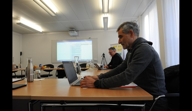 Workshop unter der Leitung von Gregor Thurnherr (im Hintergrund), der die Strukturierung der Module und die Erstellung der Prüfungen begleitete.