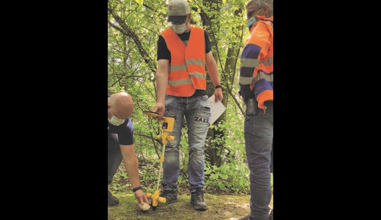 Brunnenmeister während praktischer Übung.