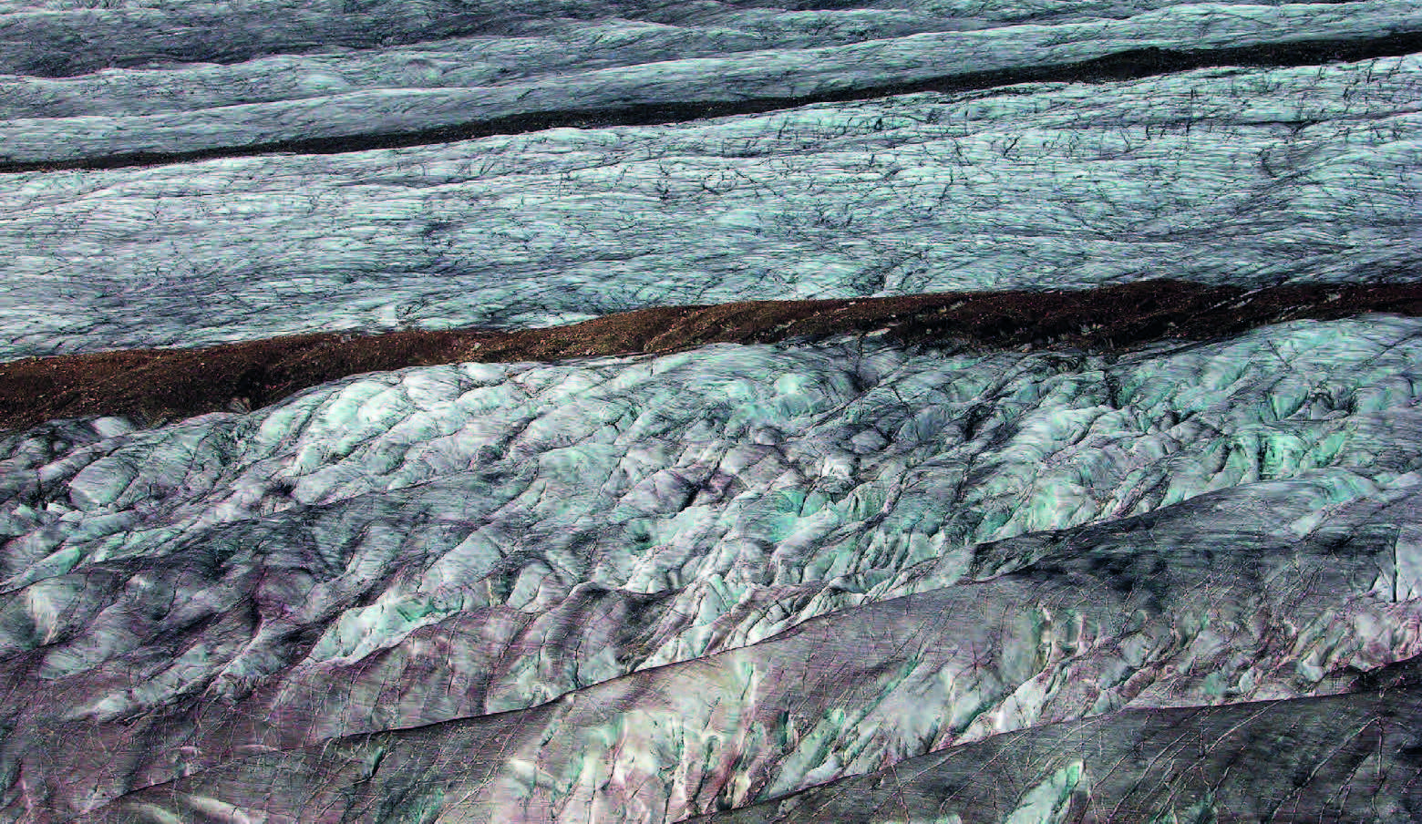 Trinkwasser für 50 Jahre: Rund 52 Mia. Tonnen Wasser sind im Eis der Schweizer Gletscher gespeichert. Diese Menge würde genügen,
um den gegenwärtigen Trinkwasserverbrauch des Landes für etwa 50 Jahre abzudecken.