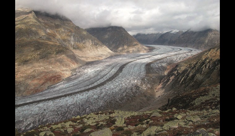 Der Aletschgletscher im Wallis ist der grösste Eisstrom der europäischen Alpen. Obwohl auch er wegen der Klimaerwärmung dahinschmilzt,
wird man ihn wohl auch in 100 Jahren noch bewundern können.