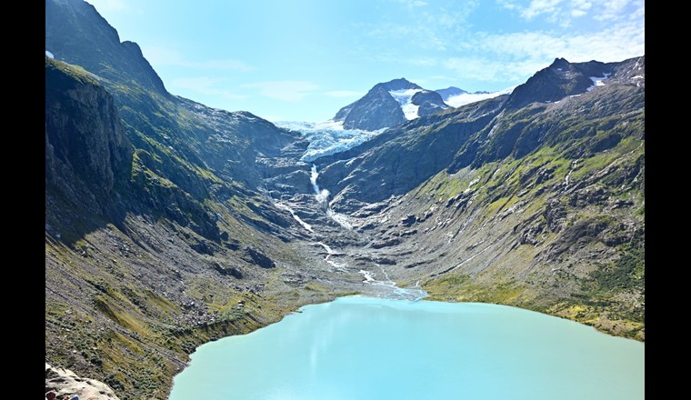 Das schmelzende Gletschereis lässt in den Alpen zahlreiche neue Seen entstehen – wie den Triftsee im Berner Oberland. Die Elektrizitätswirtschaft möchte diese Gewässer ausbauen und als zusätzliche Speicher für die Stromproduktion aus Wasserkraft nutzen. (© M. Rickli/AdobeStock)
