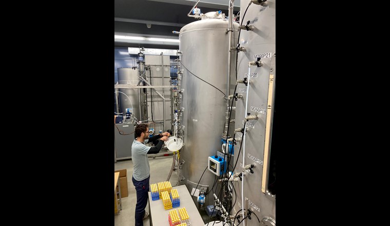 Abb. 2:  Filtrationskolonne im Pilotmassstab im Seewasserwerk der Wasserversorgung Zürich WVZ (Foto: Eawag)