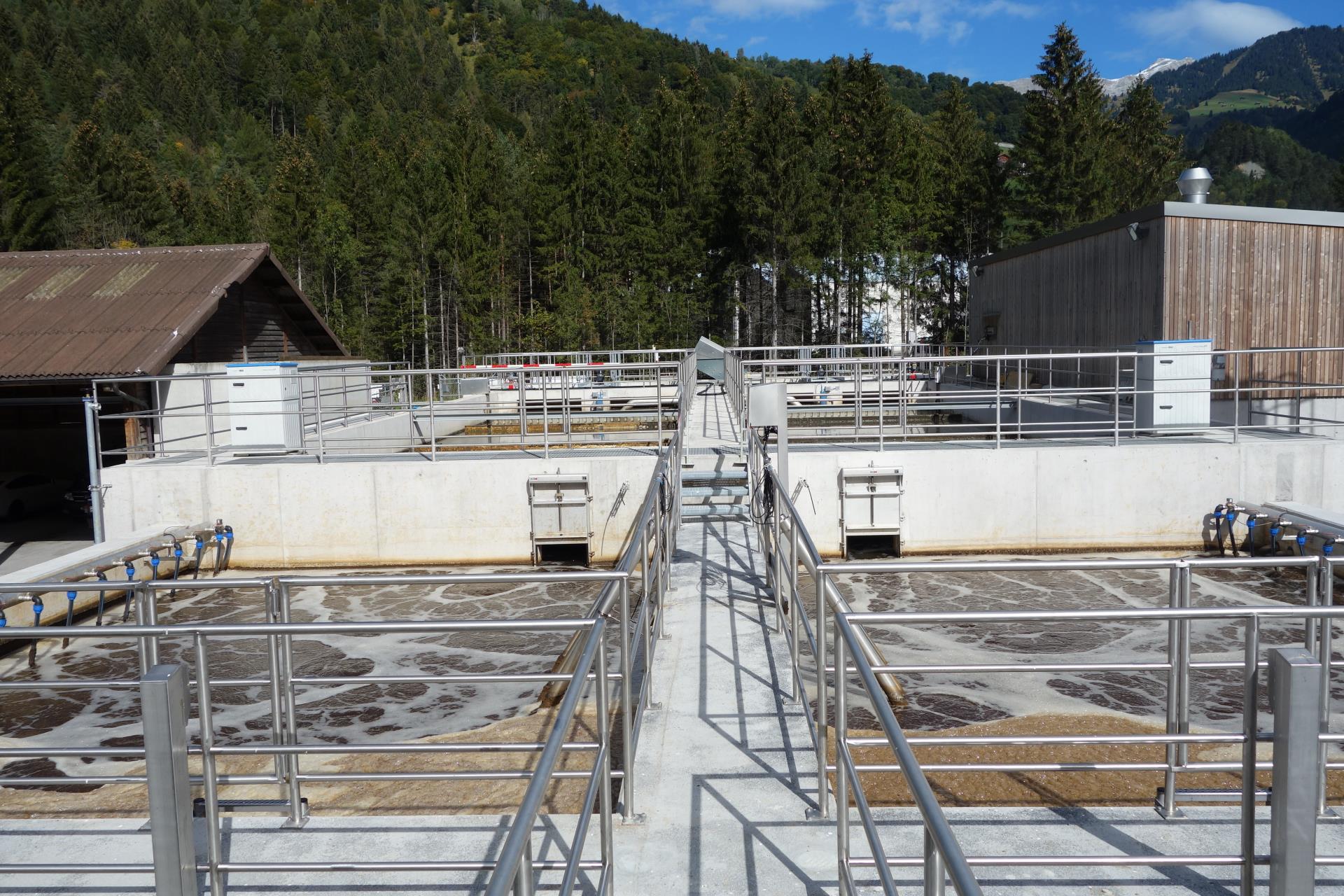 Durch das Adsorptionsverfahren und das geringe Schlammalter in der Hochlast-Stufe benötigt die ARA Vorderes Prättigau weniger Energie für die Oxidation der Abwasserinhaltsstoffe. Somit steht mehr Energie aus der Verwertung des Faulgases zur Verfügung. 