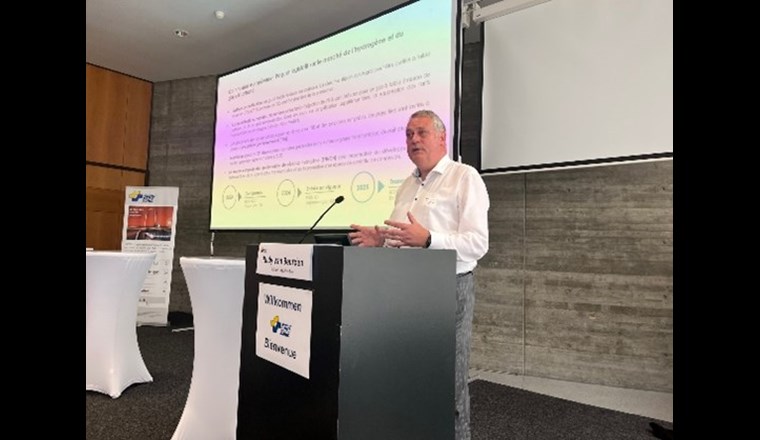 Rudy Van Beurden, Senior Vice President Public Affairs bei FluxSwiss zeigte in seinem Referat auf, wie die Gasbranche die Transition auf Wasserstoff angehen will. (©SVGW)