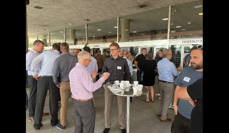 Stefan Linder, Head of Technology and Innovation bei Alpiq (Vordergrund links) und Markus Bareit, Energy Economist beim Bundesamt für Energie (Bildmitte) im Gespräch. (©SVGW)