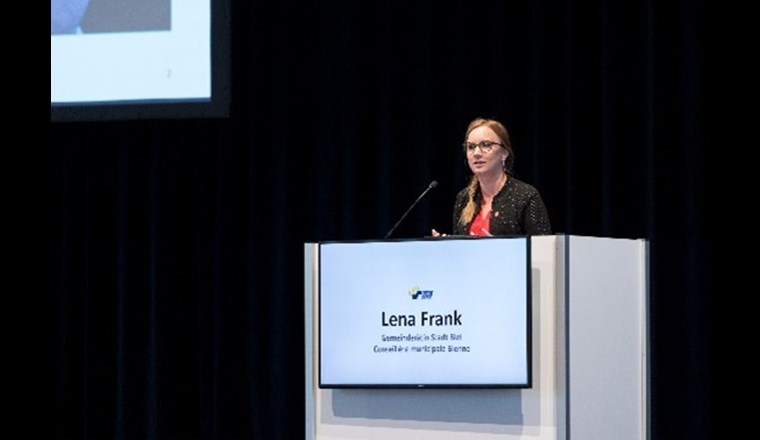 Lena Frank, Gemeinderätin der Stadt Biel, richtet ihre Grussworte an die Mitglieder des SVGW (© Sacha Danesi)