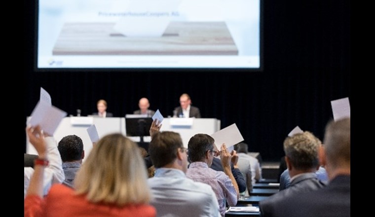 Abstimmung am statutarischen Teil der Mitgliederversammlung. (© Sacha Danesi)