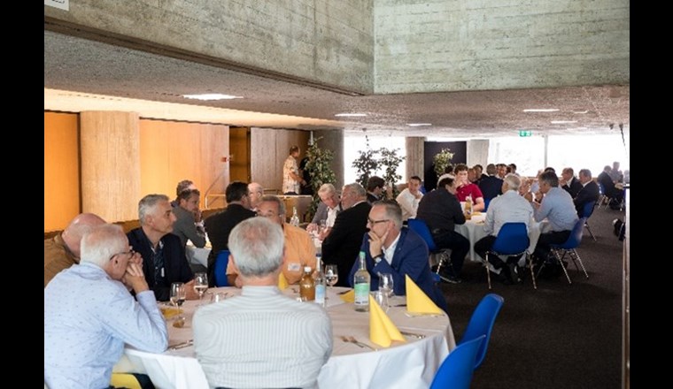 Das gemeinsame Mittagessen bot Raum für den Austausch mit den Mitgliedern. (© Sacha Danesi)