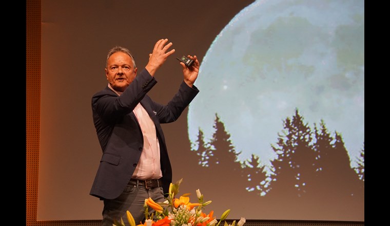 Überraschungsgast Thomas Bucheli: Wetter, Klima und Prognosen sind für (fast) alle Wirtschaftszweige und -branchen relevant. Die Quintessenz seines Referats für die Fernwärmebranche: Kühlung wird immer wichtiger.