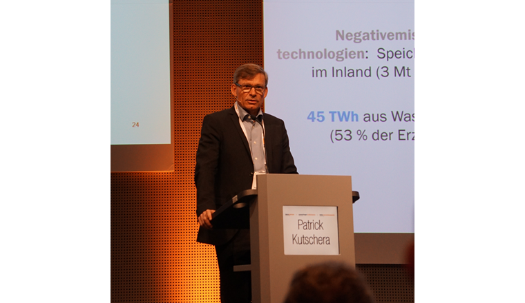 Wie kann der Ausbau thermischer Netze beschleunigt werden? Patrick Kutschera vom BFE stellte die Wärme- und Energiestrategie des Bundes vor.