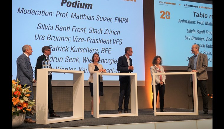 So unterschiedlich die drei Städte und der Ausbaugrad ihres Fernwärmenetzes sind, so verbindet sie doch sehr viel: hohe Ziele, grosse Herausforderungen, Regulatorisches, Technisches und die Kunst der Kommunikation. Die Referenten des Vormittags in der Diskussion mit Empa-Professor Matthias Sulzer und Urs Brunner, Vize-Präsident VFS (v.l.): Claus Wepler, Patrick Kutschera, Gudrun Senk, Matthias Sulzer, Silvia Banfi Frost, Urs Brunner.