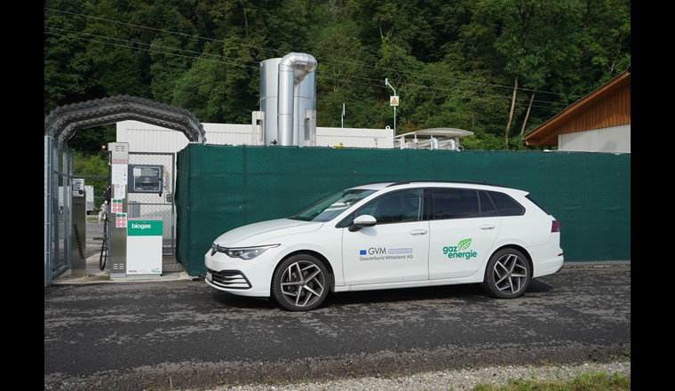 Da Biogas erneuerbar und CO2-neutral ist, sind CNG-Fahrzeuge, die an der ersten öffentlichen Biogastankstelle auf einem Bauernhof tanken, automatisch klimaschonend unterwegs. (Bild: ©CNG-Mobility / Ökostrom Schweiz)