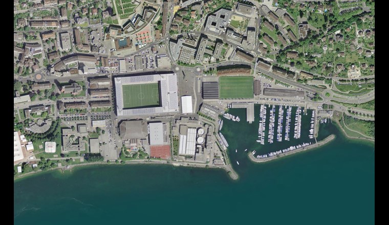 La STEP de Neuchâtel prise entre les complexes sportifs, le stade de foot, le port et le lac