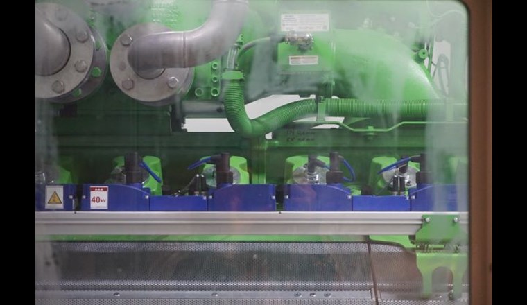 Vier Motoren produzieren aus dem Holzgas Strom und Abwärme (Blick durchs Fenster der Einhausung).