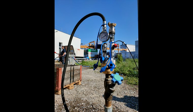 Die angehenden Rohrnetzmonteur/innen konnten sich mit den notwendigen Werkzeugen und Apparaturen vertraut machen und die Ergebnisse der Druckprüfung analysieren. (Bild: ©SVGW)