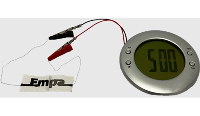 Fügt man eine kleine Menge Wasser hinzu, dann löst sich das im Papier enthaltene Salz auf, geladene Ionen werden freigesetzt, und der Elektrolyt wird ionisch leitfähig. Dieser Schritt aktiviert die Batterie. (Bild: ©Empa)