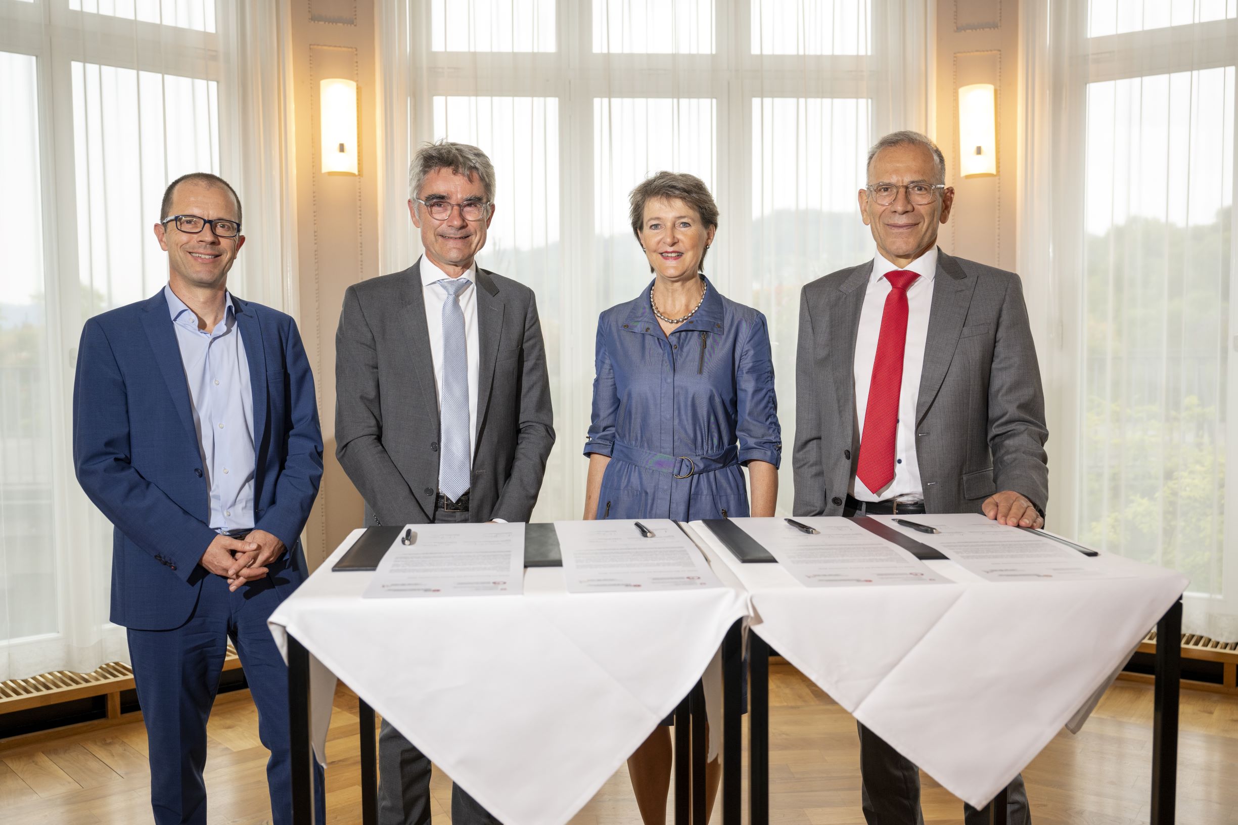 Martin Flügel, Direktor des SSV; Mario Cavigelli, Präsident der EnDK; Simonetta Sommaruga et Hannes Germann,  Präsident des SGV (v.l.) bei der Unterzeichnung der Charta.