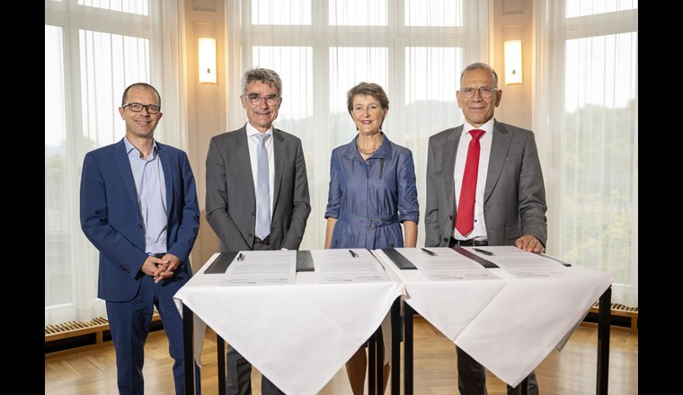 Martin Flügel, Direktor des SSV; Mario Cavigelli, Präsident der EnDK; Simonetta Sommaruga et Hannes Germann,  Präsident des SGV (v.l.) bei der Unterzeichnung der Charta.