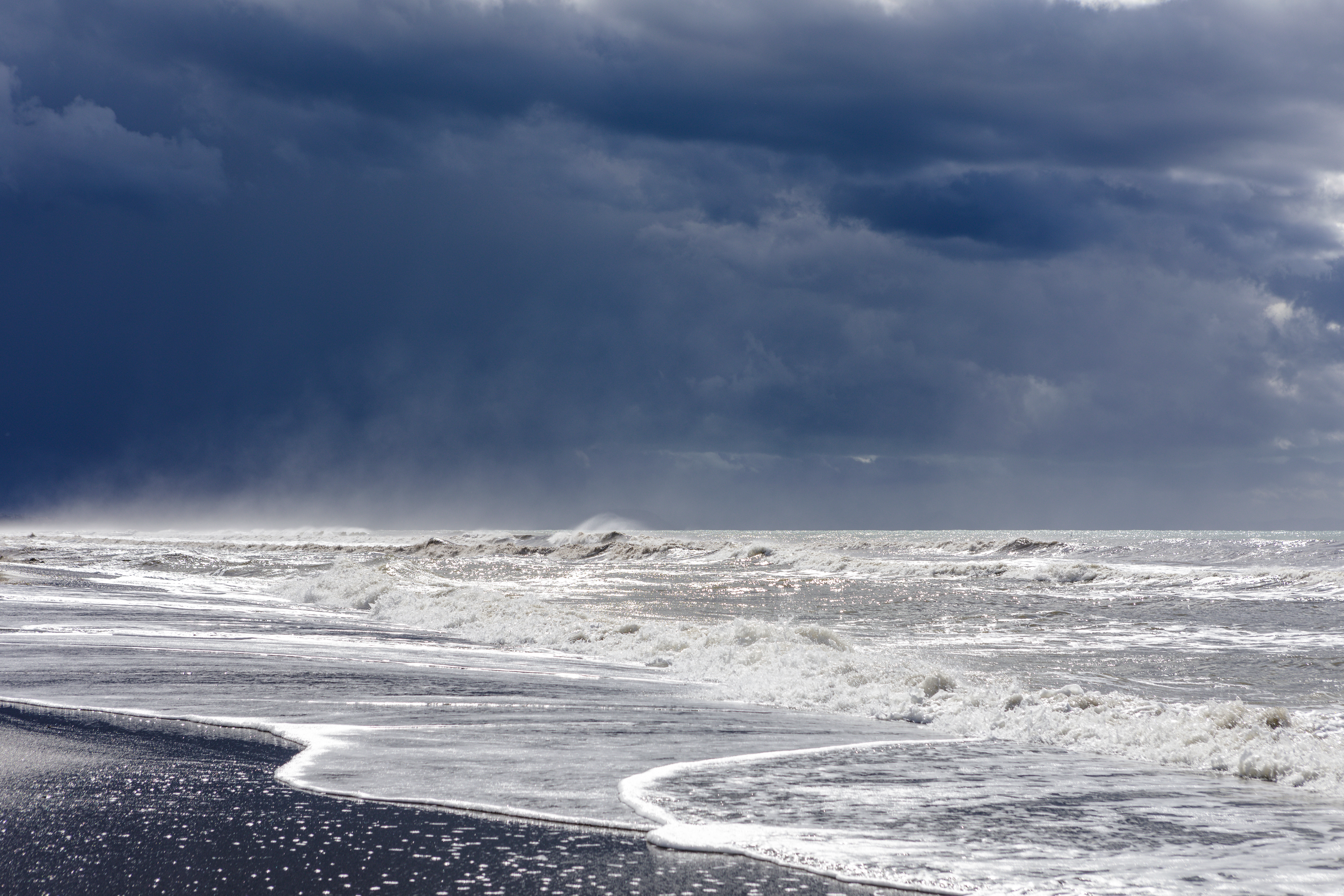 Ein wichtiger natürlicher Kreislaufprozess für PFAS ist der Transport aus dem Meerwasser in die Meeresluft durch Gischt-Aerosole. (Bild: ©Marcus Thomas/adoebestock)