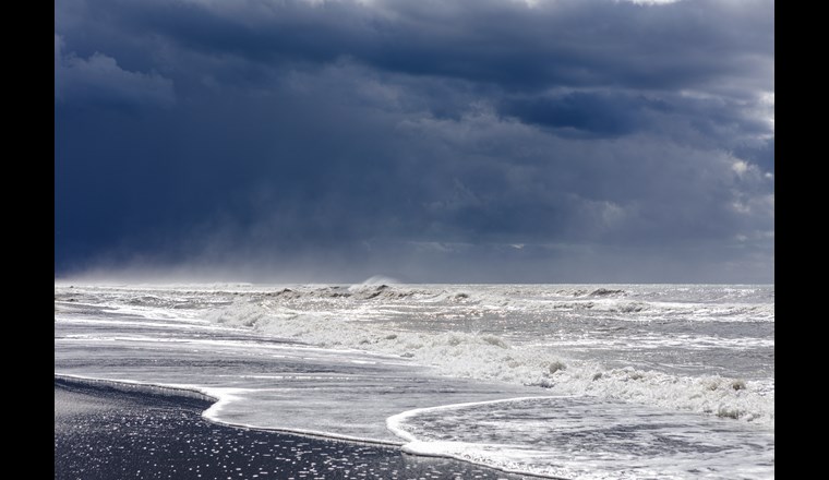 Ein wichtiger natürlicher Kreislaufprozess für PFAS ist der Transport aus dem Meerwasser in die Meeresluft durch Gischt-Aerosole. (Bild: ©Marcus Thomas/adoebestock)