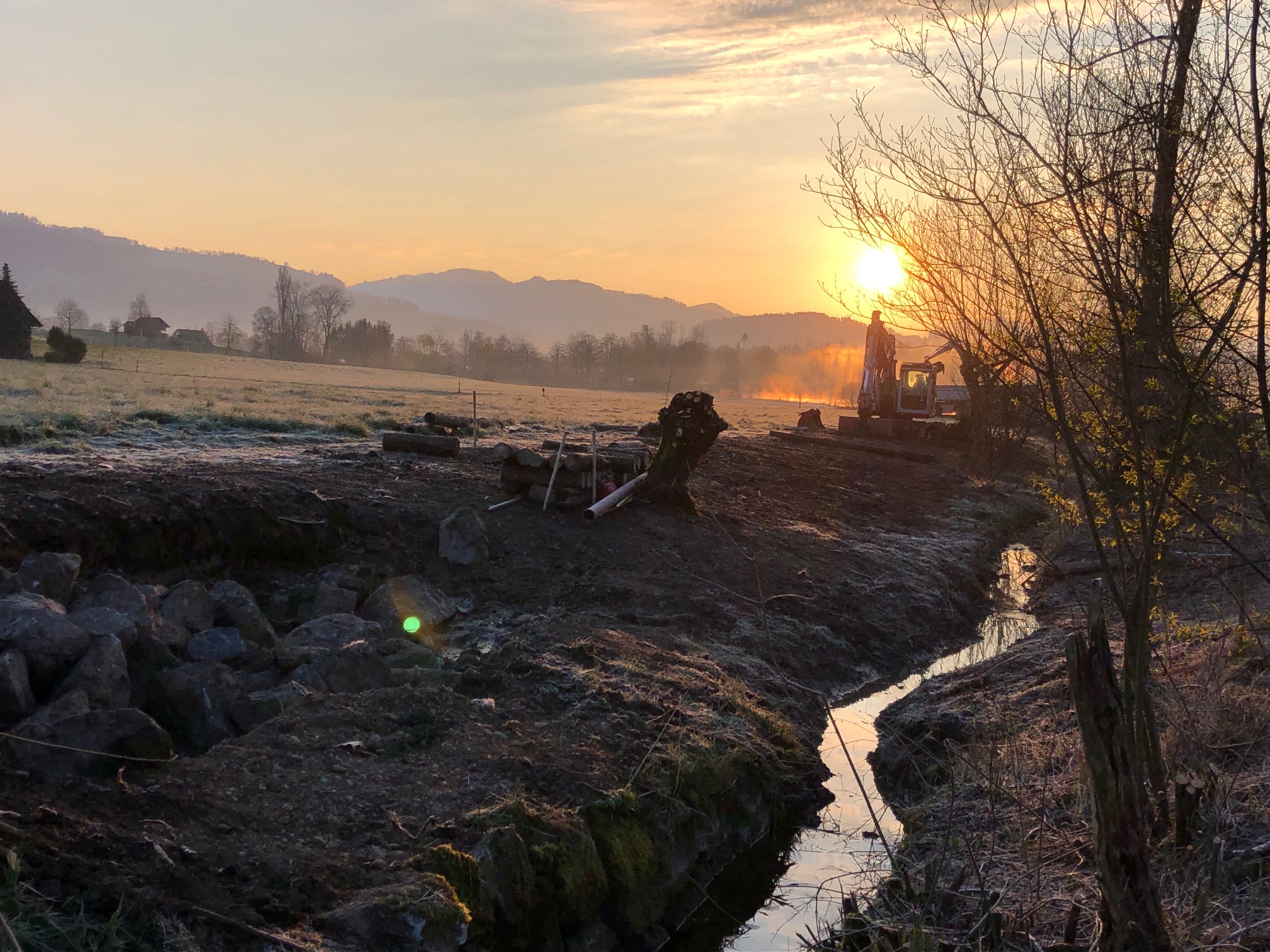 Die feinfühlige Gerinnemodellierung mit stabilem Unterboden schafft optimale Bedingungen für eine artenreiche Begrünung des Gewässerraums. Das Bild entstand während des Baus. (© S. Schmid)