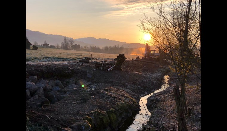 Die feinfühlige Gerinnemodellierung mit stabilem Unterboden schafft optimale Bedingungen für eine artenreiche Begrünung des Gewässerraums. Das Bild entstand während des Baus. (© S. Schmid)