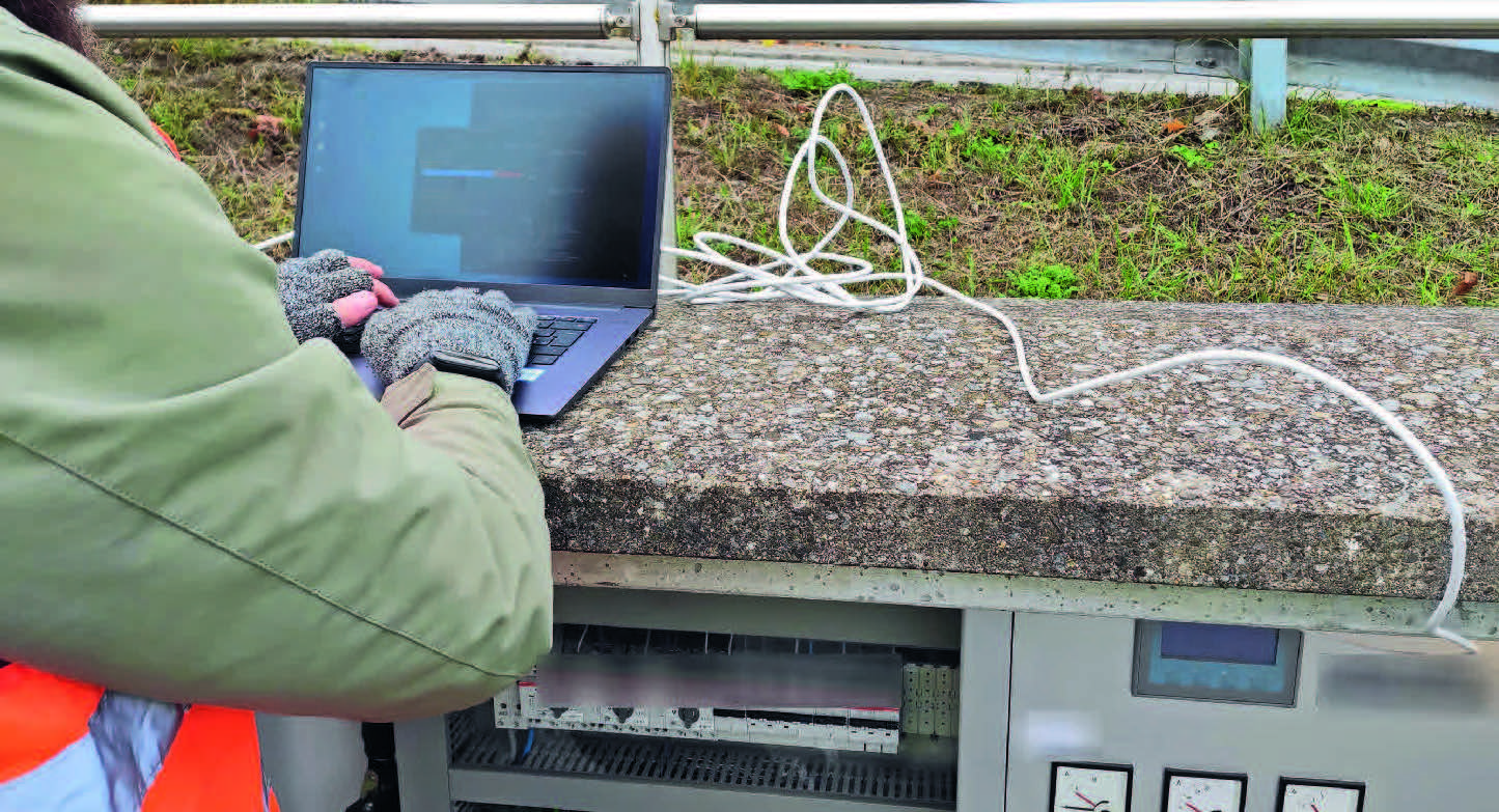 Steuerkabinen sind leicht zu öffnen: Auch so funktioniert der Zugriff auf das Netzwerk einer Kläranlage – dank Leuchtweste völlig unauffällig.
