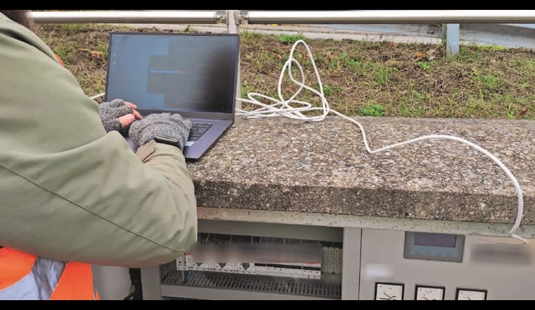 Steuerkabinen sind leicht zu öffnen: Auch so funktioniert der Zugriff auf das Netzwerk einer Kläranlage – dank Leuchtweste völlig unauffällig.