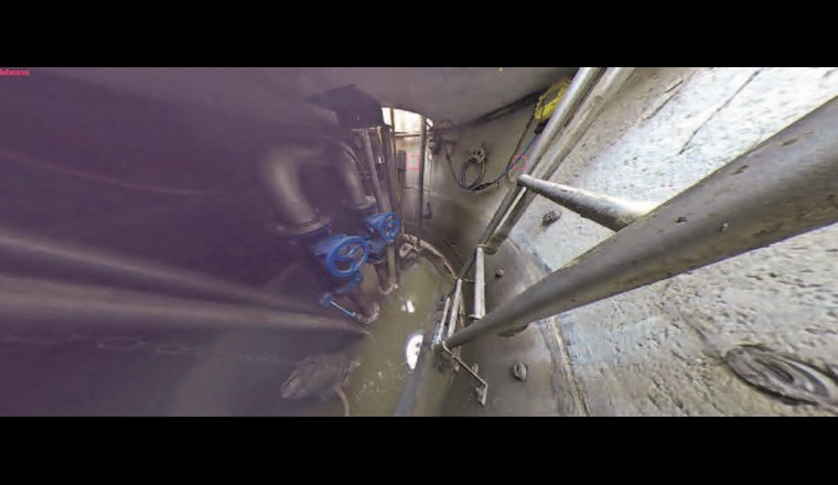 360°-Bild «über Kopf» durch einen Schacht in ein Pumpwerk.