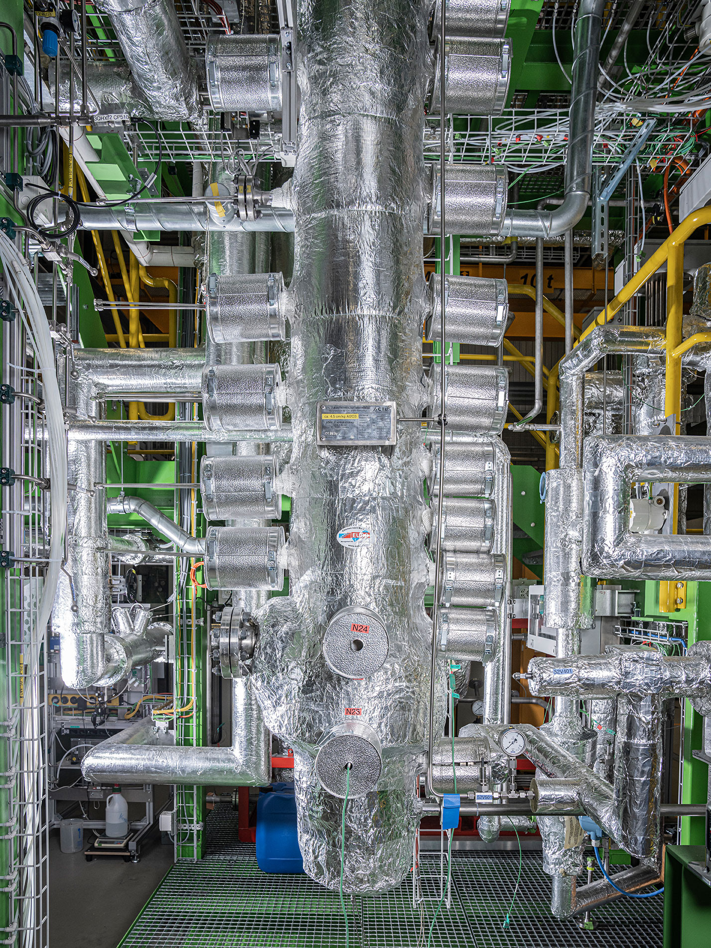 Im Vergleich zur gesamten Anlage ist der eigentliche Reaktor noch kompakter. Hierin findet die Reaktion von CO2 und Wasserstoff (H2) zu Methan (CH4) und Wasser (H2O) statt. (© M. Fischer/Paul Scherrer Institut)