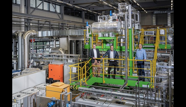 Andreas Aeschimann et Luca Schmidlin d'AlphaSYNT et Tilman Schildhauer du PSI (de gauche à droite) devant l'installation pilote GanyMeth au PSI. De telles installations devraient être développées à l'avenir par AlphaSYNT pour les stations d'épuration de biogaz ou d'eaux usées, afin de stocker de l'énergie sous forme de méthane. (Photo: ©Institut Paul Scherrer/Markus Fischer)
