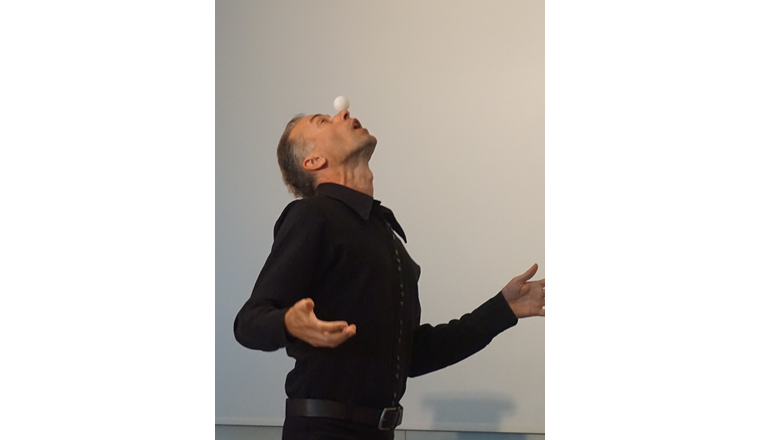 Ohne Blickkontakt fällt der Ball runter. Lernende fühlen sich ohne Blickkontakt nicht existent.