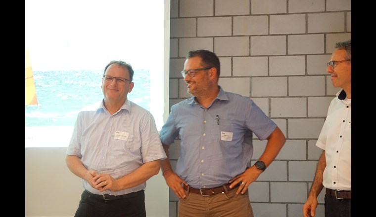 Bernhard Feuerhuber (l.) hat umgehend das im Keynote Gehörte in seinem Referat über Fernwärme umgesetzt. Rechts von ihm: Stephan Güpfert und Diego Modolell.