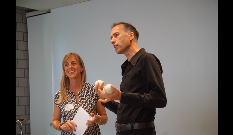In ihrem interaktiven Referat «Packend unterrichten – Körpersprache einsetzen» zeigte Mireille Gugolz den Teilnehmenden auf, was Blickkontakt, Haltung und Gesten alles bewirken können – oder auch nicht. Jongleur Criselly untermauerte die vorgestellten Hypothesen unterhaltsam mit einer Jonglage.