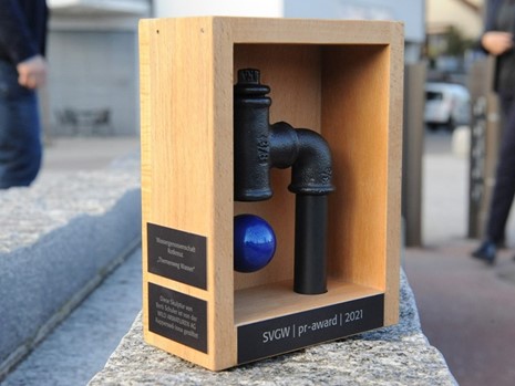 Pokal PR-Award, gestiftet von Wild Armaturen AG. (Bild: ©SVGW)
