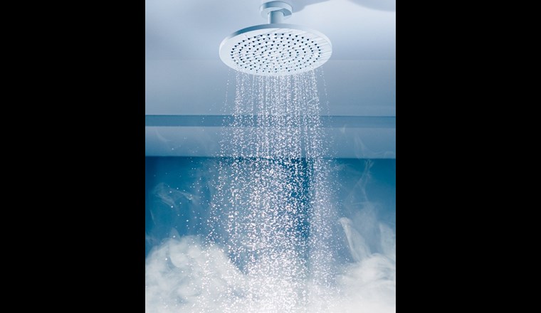 Die SVGW Wasserstatistik zeigt, dass der Verzicht auf einen Liter Warmwasser durchschnittlich so viel Strom spart, wie im ganzen persönlichen Tagesbedarf an Trinkwasser steckt. (Bild: ©nikky-tok/adobestock)