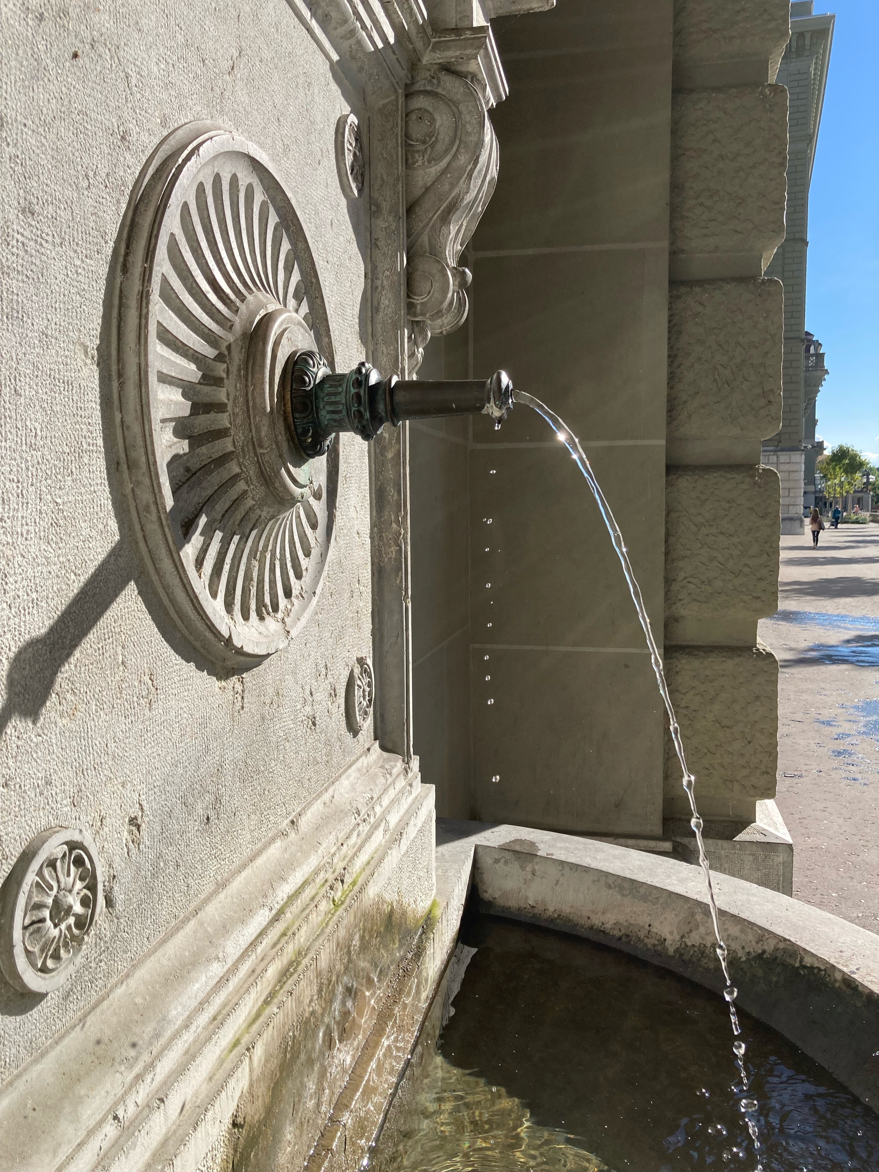 Der Brunnen am Bundeshaus sprudelt mit reichlich Wasser, bei vielen Bächen in den Alpen ist das Sprudeln vielleicht bald keine Selbstverständlichkeit mehr.
Foto: P. Sicher/VSA