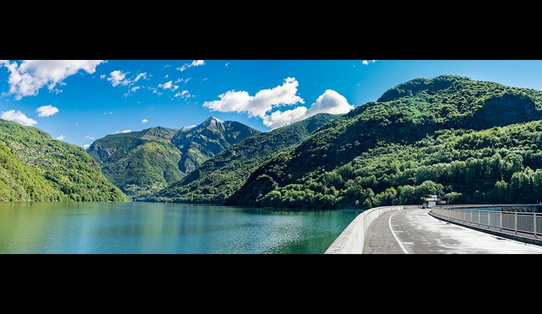 Sind alle Stauseen komplett gefüllt, entspricht das einer Stromreserve von insgesamt 8865 GWh, also rund 15 Prozent des jährlichen Strombedarfs der Schweiz. (Bild: ©M.Weil/adobestock)