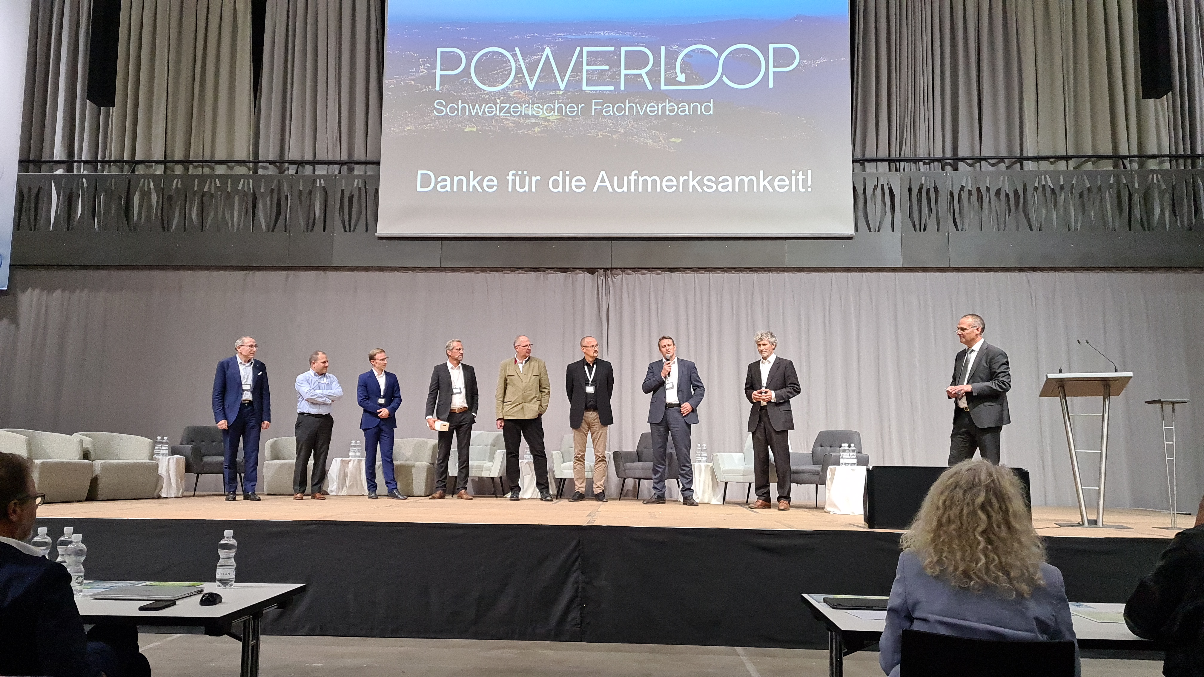 Alle Referenten vom Block «Fokus Inland und Europa» (v.l.): Philipp Dietrich, H2 Energy; Roland Zwingli, Hybridbox; Sascha Grimm, ÖVGW; Kurt Lanz, Powerloop; Andreas Züttel, EPFL; Thomas di Lorenzo, Limeco; Andreas Kunz, Energie 360°; Jörg Spicker, Swissgrid, und der Geschäftsleiter von energie-cluster.ch, Frank Schürch, der den Kongress moderierte.	(© energie-cluster.ch)