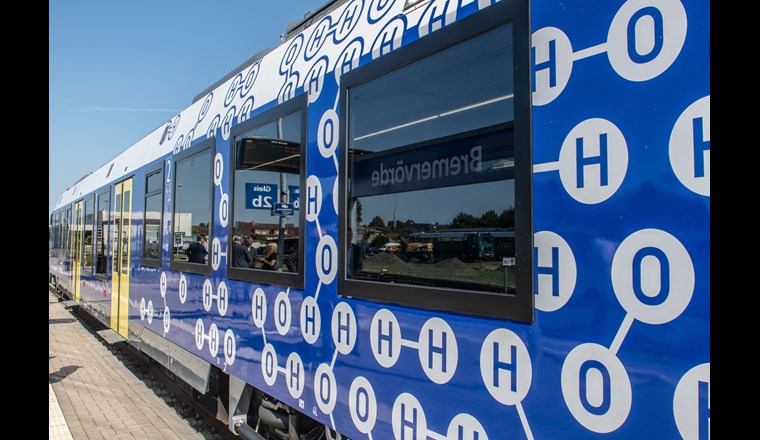 Die im Betrieb emissionsfreien Alstom-Triebzüge des Modells Coradia iLint können dank einer Reichweite von 1000 km mit nur einer Tankfüllung den ganzen Tag lang emissionsfrei fahren. Damit werden 1,6 Mio. Liter Diesel pro Jahr nicht mehr verbraucht und somit 4400 Tonn en CO2 nicht mehr erzeugt.(© S.A. Nagel/evb)