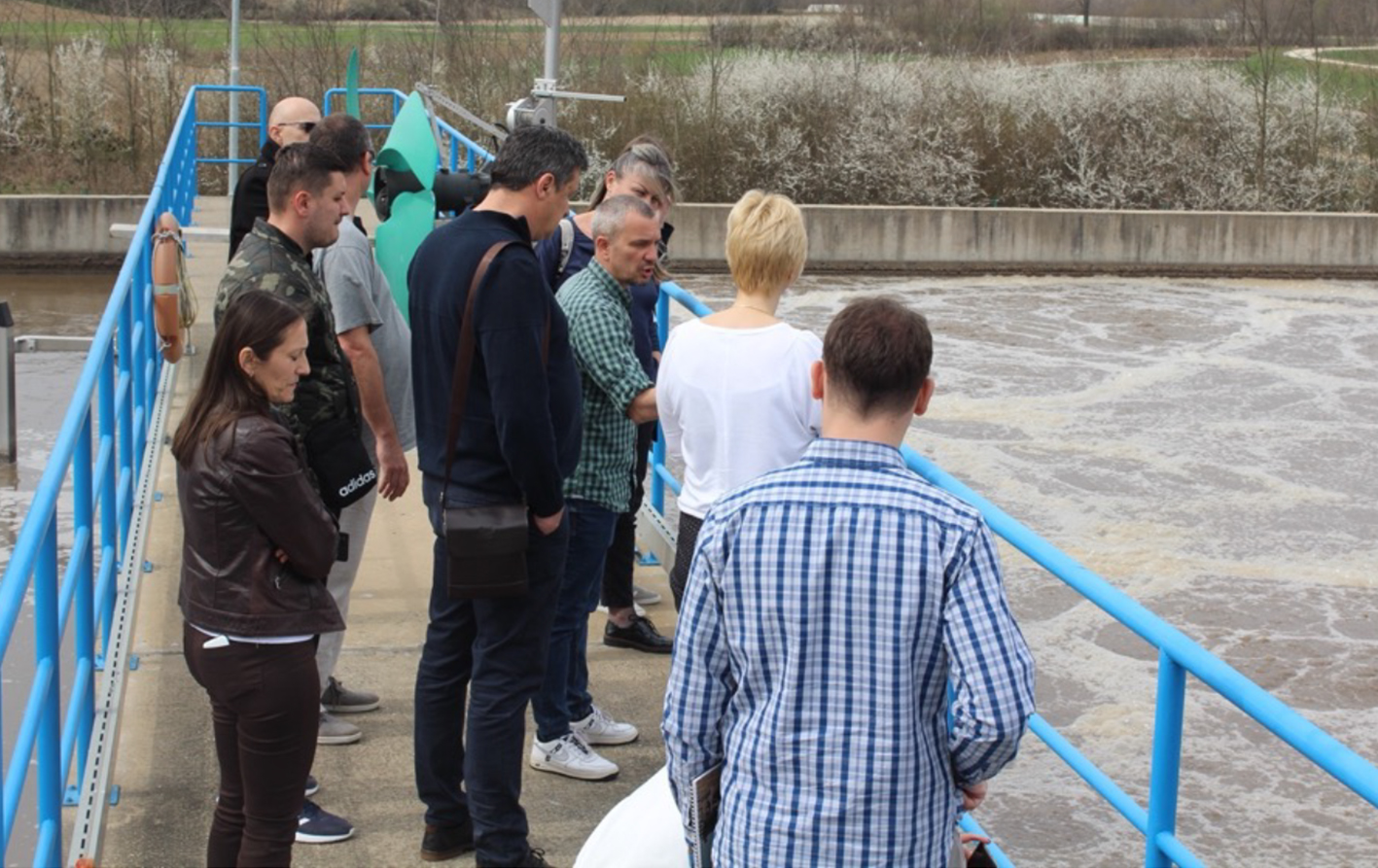 Teilnehmende eines Peer Exchange Workshops auf der ARA von Bijeljina (Bosnien und Herzegowina) besichtigen die Anlage und tauschen sich über betriebliche Schwierigkeiten und Lösungsmöglichkeiten aus. Der Workshop wurde von einer Gruppe von Schweizer ARA -Betreibern und Ingenieuren geleitet.