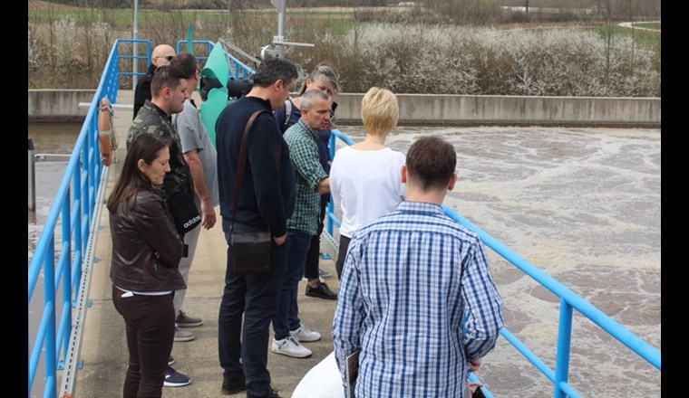 Teilnehmende eines Peer Exchange Workshops auf der ARA von Bijeljina (Bosnien und Herzegowina) besichtigen die Anlage und tauschen sich über betriebliche Schwierigkeiten und Lösungsmöglichkeiten aus. Der Workshop wurde von einer Gruppe von Schweizer ARA -Betreibern und Ingenieuren geleitet.