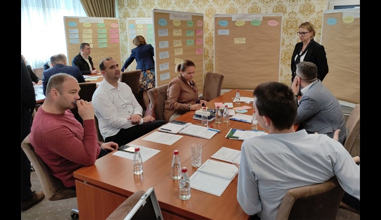 Vertreter von verschiedenen Verbänden und Behörden diskutieren im Rahmen eines Policy Workshops in Banja Luka (Bosnien und Herzegowina) die grössten Herausforderungen in der Zusammenarbeit der verschiedenen Instanzen und entwickeln gemeinsam erste Lösungsvorschläge. Im Rahmen des Workshops hat Sara Engelhard vorgestellt, wie die Zusammenarbeit der verschiedenen Akteure in der Schweiz funktioniert.