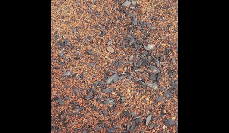 Nicht überbaubare Pflanzsubstrate mit Ziegelschrot und roher Pflanzenkohle. (©Burkhardt)