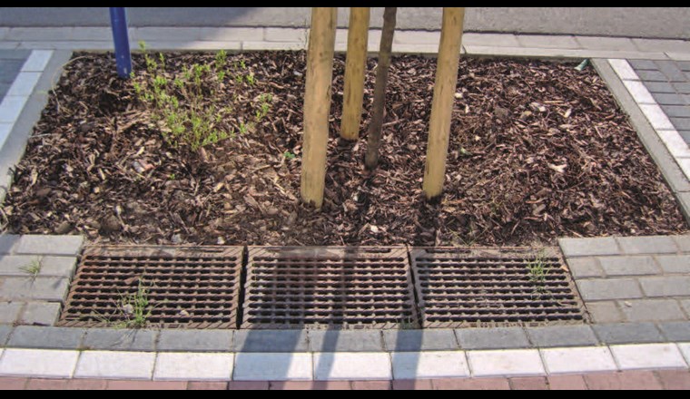 Adsorbersubstrat in Rinne zur Entfernung von Spurenstoffen, Mineralölkohlenwasserstoffen, Schwermetallen und GUS aus Strassenabwasser, bevor das Wasser in eine Pflanzgrube mit Baum (AE/AV ≥ 5) geleitet wird. (©Fa. Funke Kunststoffe)