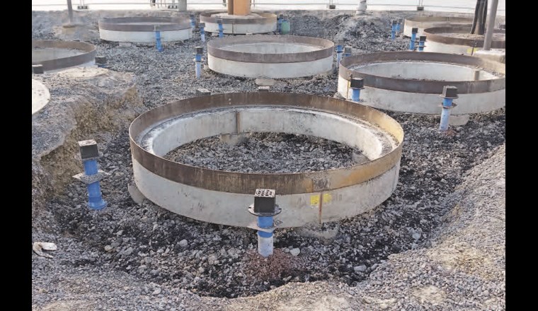 Eingebautes Pflanzsubstrat mit vor Ort eingearbeiteter roher Pflanzenkohle, Baum­belüftungsrohren und Baumbewässerungswinkeln. (© Burkhardt)